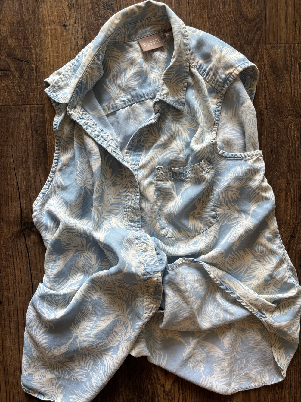 Chico's Light Blue & White Sleeveless Button-Down Palm Print Shirt